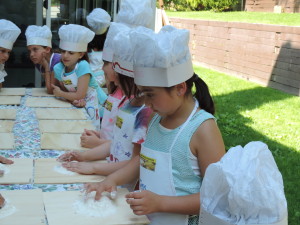 girls-making-pasta-at-tess-bday-300x225